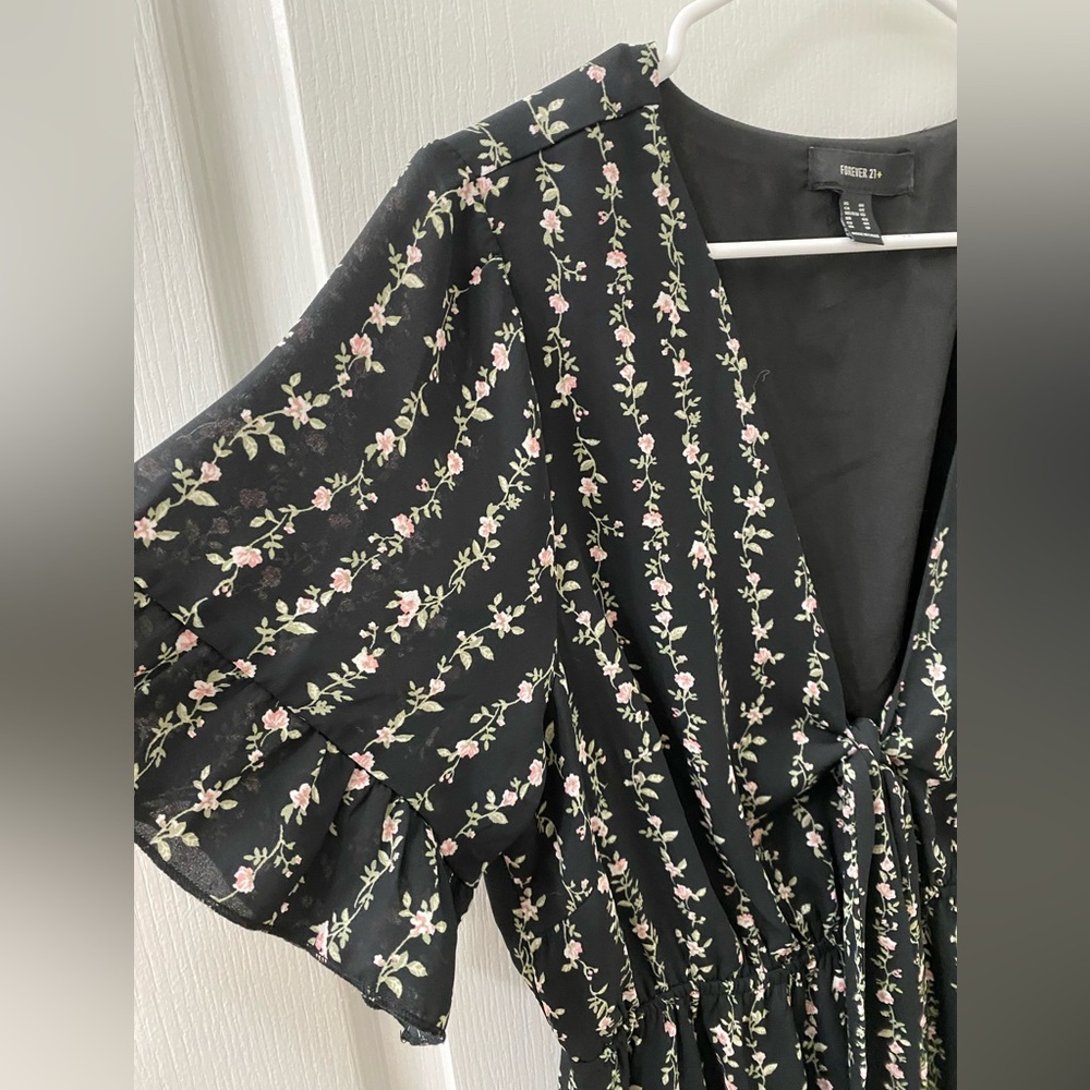 Cute v-neck floral dress - 0X (fits ladies 12)